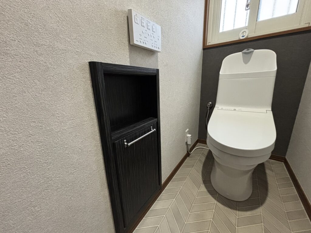 1階トイレ<br />ダイノックシートを貼ったキャビネット